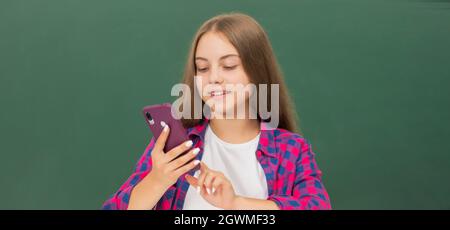 Lächelnd teen Mädchen blogger verwenden Smartphone. Zurück zur Schule. Bildung App. Kid Chat online Stockfoto