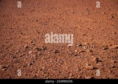 Roter Sand und vulkanische Steine, Kanarenboden aus der Nähe Stockfoto