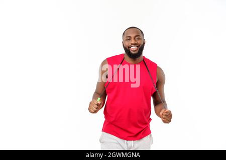 Afrikanische Fitness-Modell mit Seilspringen vor grauem Hintergrund. Schöner muskulöser Mann posiert mit Seilspringen. Stockfoto