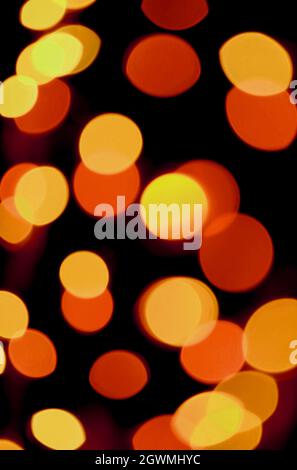 Abstrakt verschwommen lebendige Gelb und Orange Farbe beleuchtet Licht auf dunklem Hintergrund Stockfoto