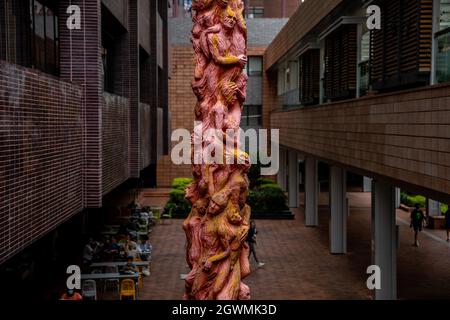 Hongkong. Oktober 2021. Der mittlere Teil der Säule der Schande. Die acht Meter hohe Säule der Schande in der Universität von Hongkong erinnert an studentische Demonstranten, die während des Massakers auf dem Platz des Himmlischen Friedens ihr Leben verloren haben. (Bild: © Katherine Cheng/SOPA Images via ZUMA Press Wire) Bild: ZUMA Press, Inc./Alamy Live News Stockfoto