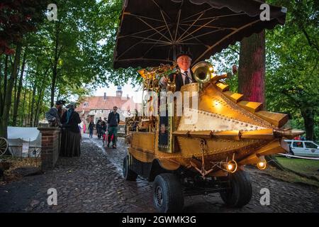 03. Oktober 2021, Nordrhein-Westfalen, Lüdinghausen: Ein Steampunk-Musiker fährt mit seinem U-Boot-Fahrzeug über das Annotopia-Gebiet vor der Burg Vischering. Zahlreiche Besucher in Verkleidung wurden zum zweitägigen Fantasy-Festival erwartet. Foto: Lino Mirgeler/dpa Stockfoto