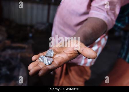 Aranmula, Indien - 5. Dezember 2015: Kerala. Silber Spiegel handgemachte Produktion in ländlichen Gebieten, macht der Mensch handgefertigte einzigartige Kunstwerke. Familie klein Stockfoto