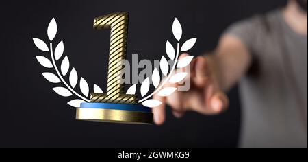 Eine Person, die eine 3D-Projektion eines ersten Preises vorstellt Stockfoto