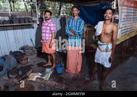 Aranmula, Indien - 5. Dezember 2015: Kerala. Silber Spiegel handgemachte Produktion in ländlichen Gebieten, macht der Mensch handgefertigte einzigartige Kunstwerke. Familie klein Stockfoto