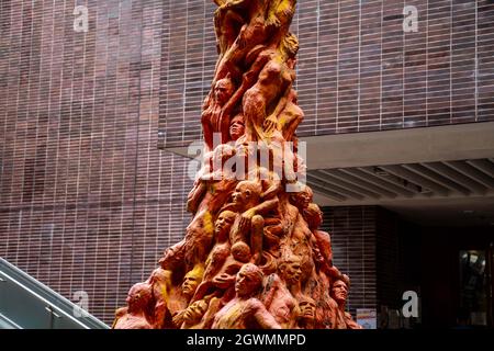 Hongkong. Oktober 2021. Blick auf die Säule der Schande.die acht Meter hohe Säule der Schande-Statue in der Universität von Hongkong erinnert an studentische Demonstranten, die während des Massakers auf dem Platz des Himmlischen Friedens ihr Leben verloren haben. (Bild: © Katherine Cheng/SOPA Images via ZUMA Press Wire) Bild: ZUMA Press, Inc./Alamy Live News Stockfoto