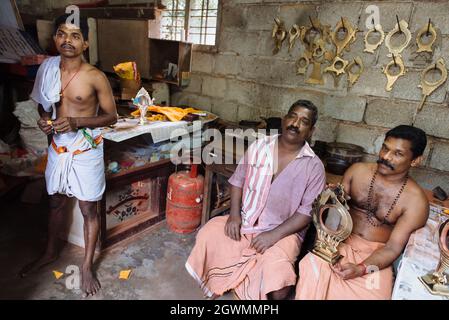 Aranmula, Indien - 5. Dezember 2015: Kerala. Silber Spiegel handgemachte Produktion in ländlichen Gebieten, macht der Mensch handgefertigte einzigartige Kunstwerke. Familie klein Stockfoto