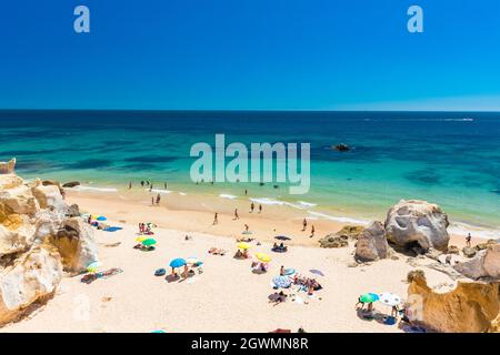 Panorama-Luftaufnahme von Praia Da Gale, Gale Strand, in der Nähe von Albufeira und Armacao De Pera, Algarve, Portugal Stockfoto