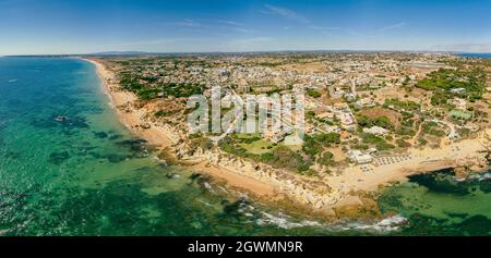 Panorama-Luftaufnahme von Praia Da Gale, Gale Strand, in der Nähe von Albufeira und Armacao De Pera, Algarve, Portugal Stockfoto