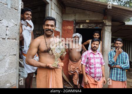 Aranmula, Indien - 5. Dezember 2015: Kerala. Silber Spiegel handgemachte Produktion in ländlichen Gebieten, macht der Mensch handgefertigte einzigartige Kunstwerke. Familie klein Stockfoto