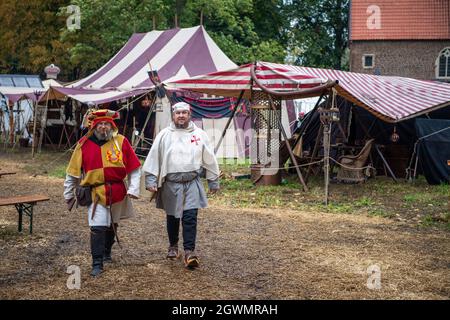 03. Oktober 2021, Nordrhein-Westfalen, Lüdinghausen: Auf dem Gelände von Annotopia laufen mittelalterliche Männer über den Marktplatz. Zahlreiche Besucher in Verkleidung waren für das zweitägige Fantasy-Festival erwartet worden. Foto: Lino Mirgeler/dpa Stockfoto