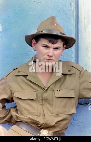 KABUL, AFGHANISTAN. Mai 1988. Ein junger sowjetischer russischer Soldat auf einer Militärbasis vor dem Beginn des Abzugs der sowjetischen Streitkräfte aus dem Land am 15. Mai 1988 in Kabul, Afghanistan. Stockfoto