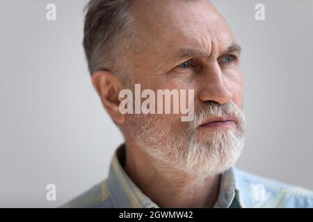 Nahaufnahme nachdenklicher Mann mittleren Alters aus den 60ern, der in der Ferne schaut. Stockfoto