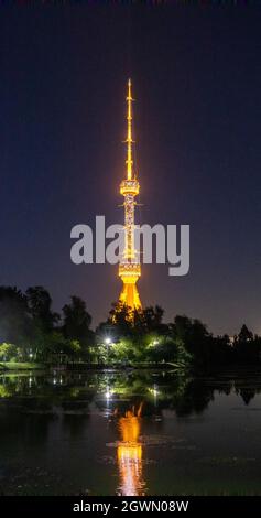 Nachtansicht des Taschkent Fernsehturms, Taschkent, Usbekistan Stockfoto