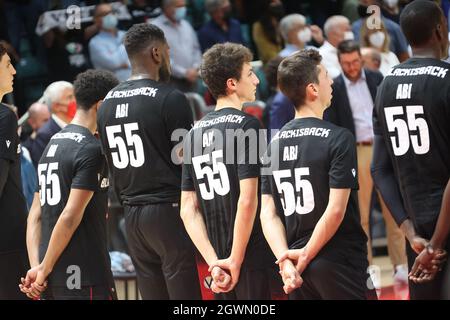 Die Virtus-Mannschaft während der Serie A1 italienischen LBA Basketball-Meisterschaft Spiel Segafredo Virtus Bologna vs. Openjobmetis pallacanestro Varese im Sportpalast Paladozza - Bologna, 3. Oktober 2021 Stockfoto