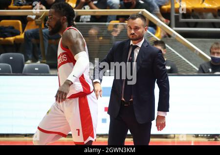 Adriano Vertemati (Cheftrainer von Openjobmetis Pallacanestro Varese) während des italienischen LBA-Basketballturnierspiels Segafredo Virtus Bologna gegen die Serie A1. Openjobmetis pallacanestro Varese im Sportpalast Paladozza - Bologna, 3. Oktober 2021 Stockfoto