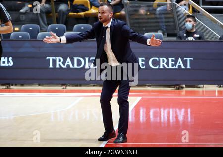 Adriano Vertemati (Cheftrainer von Openjobmetis Pallacanestro Varese) während des italienischen LBA-Basketballturnierspiels Segafredo Virtus Bologna gegen die Serie A1. Openjobmetis pallacanestro Varese im Sportpalast Paladozza - Bologna, 3. Oktober 2021 Stockfoto