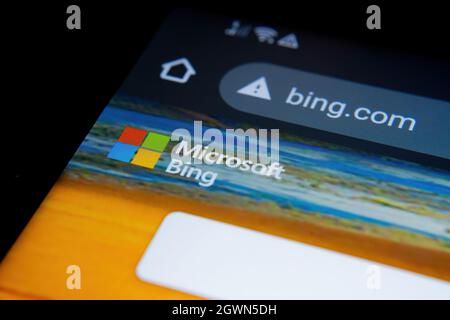 Microsoft BING Suchmaschine Website in Google Chrome Browser auf dem Smartphone-Bildschirm gesehen. Selektiver Fokus. Stafford, Großbritannien, 3. Oktober 2021. Stockfoto