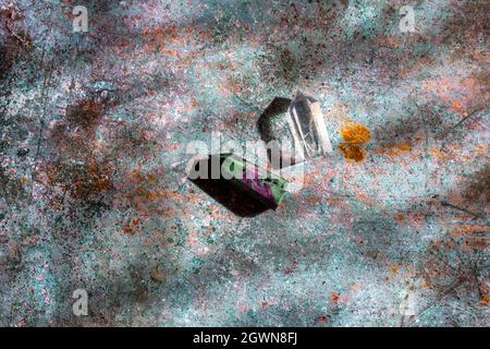 Natürliche kristallklare Quarz galvanisiert Regenbogen auf magischen Hintergrund. Meditation, reiki und spirituelles Heilungskonzept Stockfoto