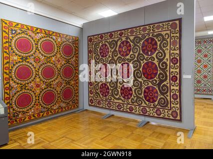 Ausstellung von Stickereien (Suzani), Staatliches Museum für angewandte Kunst Usbekistans Taschkent, Usbekistan Stockfoto