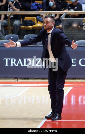 Adriano Vertemati (Cheftrainer von Openjobmetis Pallacanestro Varese) während des italienischen LBA-Basketballturnierspiels Segafredo Virtus Bologna gegen die Serie A1. Openjobmetis pallacanestro Varese im Sportpalast Paladozza - Bologna, 3. Oktober 2021 Stockfoto