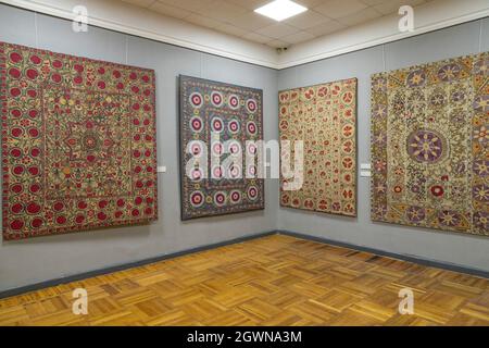 Ausstellung von Stickereien (Suzani), Staatliches Museum für angewandte Kunst Usbekistans Taschkent, Usbekistan Stockfoto