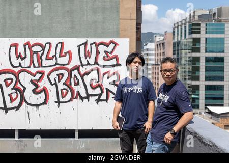 Der Vorsitzende der HKCTU, Joe Wong Nai-yuen (R), und der stellvertretende Vorsitzende, Leo Tang Kin-wah (L), posieren nach der Pressekonferenz der letzten Ausstellung der Gewerkschaft für ein Foto mit einem Graffiti mit der Aufschrift „When will we be back“, das ihren 31-jährigen Kampf für die Arbeitnehmerrechte zeigt. Die größte oppositionelle Gewerkschaft Hongkongs, die Hongkonger Gewerkschaftsföderation (HKCTU), hat am 4. Oktober eine Sondersitzung durchgeführt und die Abstimmung über die Auflösung angenommen, da 57 Stimmen zustimmen, 8 Stimmen dagegen sind und 2 leer sind, was ihre 31-jährige Dienstzeit seit 1990 beendet. Nach einer Kehrtkneigung gegen das Töten von Dissens aus C Stockfoto