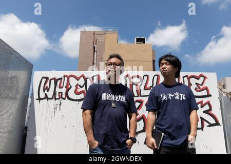 Der Vorsitzende der HKCTU, Joe Wong Nai-yuen (L), und der stellvertretende Vorsitzende, Leo Tang Kin-wah (R), posieren nach der Pressekonferenz der letzten Ausstellung der Gewerkschaft für ein Foto mit einem Graffiti mit der Aufschrift „When will we be back“, das ihren 31-jährigen Kampf für die Arbeitnehmerrechte zeigt. Die größte oppositionelle Gewerkschaft Hongkongs, die Hongkonger Gewerkschaftsföderation (HKCTU), hat am 4. Oktober eine Sondersitzung durchgeführt und die Abstimmung über die Auflösung angenommen, da 57 Stimmen zustimmen, 8 Stimmen dagegen sind und 2 leer sind, was ihre 31-jährige Dienstzeit seit 1990 beendet. Nach einer Kehrtweide über das Töten von Dissens von Stockfoto