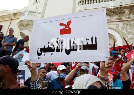 Tunis, Tunesien. Oktober 2021. Ein Demonstranten hält während einer Kundgebung an der Habib Bourguiba Avenue in Tunis ein Plakat mit Slogans hoch. Tausende versammelten sich zur Unterstützung von Präsident Kais Saied, nachdem er die Legislaturperiode suspendiert, die Regierung entlassen und die Kontrolle über die Justiz übernommen hatte, um später per Dekret zu regieren. (Foto von Jdidi Wassim/SOPA Images/Sipa USA) Quelle: SIPA USA/Alamy Live News Stockfoto