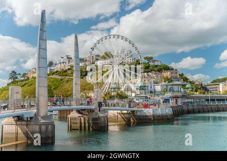 Big Wheel und Footbridge und Hafen von Torquay, Torbay, England, Großbritannien Stockfoto