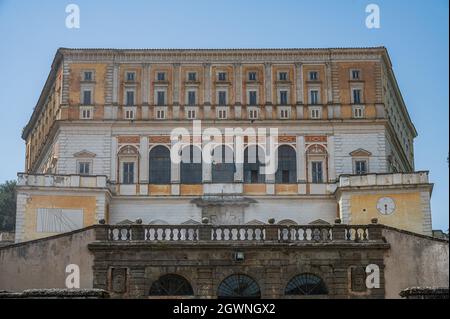 Die Villa Farnese, auch bekannt als Villa Caprarola, ein fünfeckiges Herrenhaus in der Stadt Caprarola in der Provinz Viterbo, Nord-Latium, Italien Stockfoto