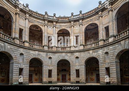 Die Villa Farnese, auch bekannt als Villa Caprarola, ein fünfeckiges Herrenhaus in Caprarola in der Provinz Viterbo, Nord-Latium, Italien Stockfoto