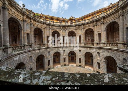 Die Villa Farnese, auch bekannt als Villa Caprarola, ein fünfeckiges Herrenhaus in Caprarola in der Provinz Viterbo, Nord-Latium, Italien Stockfoto