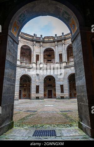 Die Villa Farnese, auch bekannt als Villa Caprarola, ein fünfeckiges Herrenhaus in Caprarola in der Provinz Viterbo, Nord-Latium, Italien Stockfoto