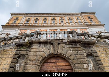Die Villa Farnese, auch bekannt als Villa Caprarola, ein fünfeckiges Herrenhaus in der Stadt Caprarola in der Provinz Viterbo, Nord-Latium, Italien Stockfoto