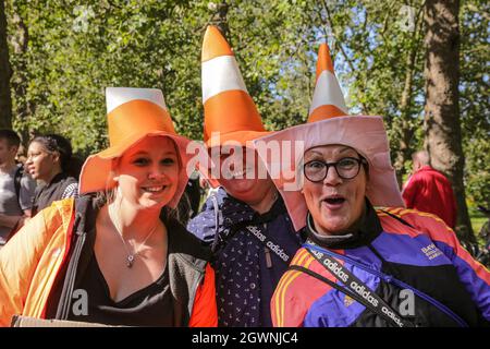 London, Großbritannien. Oktober 2021. Eine Gruppe von Zuschauern hat Spaß beim Marathon bei schönem Sonnenschein. Zuschauer beobachten den Virgin London Marathon 2021. Kredit: Imageplotter/Alamy Live Nachrichten Stockfoto