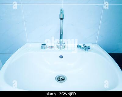 Sanitär Reparaturen im Haus, alte Wasserhahn und Waschbecken Stockfoto