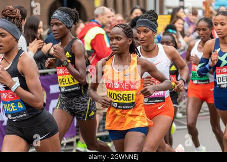 Brigid Kosgei läuft beim Virgin Money London Marathon 2021 in der Spitzengruppe der Frauen Stockfoto