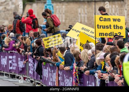 Anti Vax, COVID 19-Impfstoff-Protestplakate in der Menge beim Virgin Money London Marathon 2021 Stockfoto