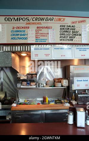 Das innere und das Menüschild über der Küche in einem Retro-Restaurant mit fettigem Löffel in Toronto, Ontario, Kanada. Stockfoto