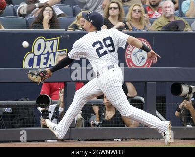 Bronx, Usa. Oktober 2021. New York Yankees Gio Urshela macht einen Running Catch auf einen Ball für eine out, bevor sie weiter und fallen in die Tampa Bay Rays Dugout in der 6. Inning im Yankee Stadium am Sonntag, 3. Oktober 2021 in New York City. Foto von John Angelillo/UPI Credit: UPI/Alamy Live News Stockfoto