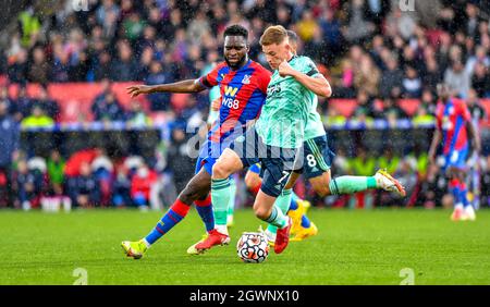 Odsonne Edouard vom Crystal Palace FC jagt Harvey Barnes vom Leicester City FC während des Premier League-Spiels zwischen Crystal Palace und Leicester City im Selhurst Park, London, England am 3. Oktober 2021. Foto von Phil Hutchinson. Nur zur redaktionellen Verwendung, Lizenz für kommerzielle Nutzung erforderlich. Keine Verwendung bei Wetten, Spielen oder Veröffentlichungen einzelner Clubs/Vereine/Spieler. Kredit: UK Sports Pics Ltd/Alamy Live Nachrichten Stockfoto