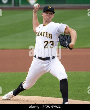 Pittsburgh, Usa. Oktober 2021. Pittsburgh Pirates startet Pitch Keller (23) wirft am Sonntag, den 3. Oktober 2021 in Pittsburgh im PNC Park das erste Inning gegen die Cincinnati Reds. Foto von Archie Corper/UPI Credit: UPI/Alamy Live News Stockfoto