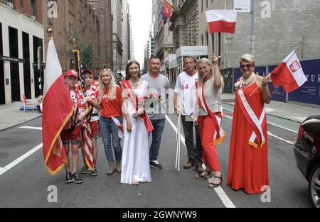 New York, USA. Oktober 2021. (NEU) 84. Jährliche Parade zum Pulaski-Tag in New York. 3. Oktober 2021, New York, USA: Die polnischen Amerikaner feierten die 84. Jährliche Parade zum Pulaski-Tag auf der 5th Avenue, New York, zu Ehren des Brigadier-Generals Casimir Pulaski, des Helden des amerikanischen Revolutionskrieges, der im Oktober 1779 bei der Schlacht von Savannah Georgia starb. Die Parade begann von 12:00 bis 18:00 Uhr, von der 35. Bis zur 54. Straße. (Bild: © Niyi Fote/TheNEWS2 über ZUMA Press Wire) Stockfoto