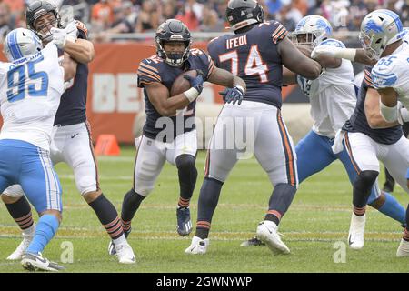 Chicago, Usa. Oktober 2021. Chicago-Bären laufen zurück David Montgomery (32) gewinnt am Sonntag, den 3. Oktober 2021, im Soldier Field in Chicago einige Yards gegen die Detroit Lions. Die Bären gewannen 24:14. Foto von Mark Black/UPI Credit: UPI/Alamy Live News Stockfoto