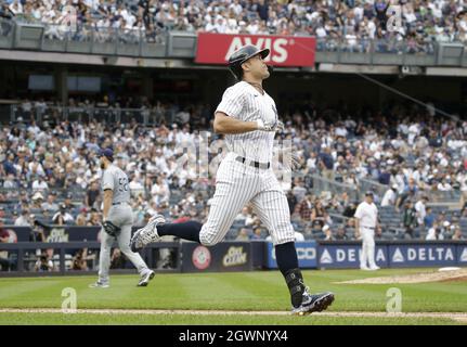 Bronx, Usa. Oktober 2021. New York Yankees Giancarlo Stanton reagiert nach einem Ausflug im 4. Inning gegen die Tampa Bay Rays im Yankee Stadium am Sonntag, dem 3. Oktober 2021 in New York City. Foto von John Angelillo/UPI Credit: UPI/Alamy Live News Stockfoto