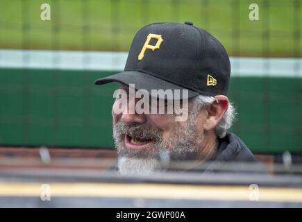 Pittsburgh, Usa. Oktober 2021. Derek Shelton (17), Manager der Pittsburgh Pirates, lächelt vor dem Spielbeginn gegen die Cincinnati Reds im PNC Park am Sonntag, den 3. Oktober 2021 in Pittsburgh. Foto von Archie Corper/UPI Credit: UPI/Alamy Live News Stockfoto