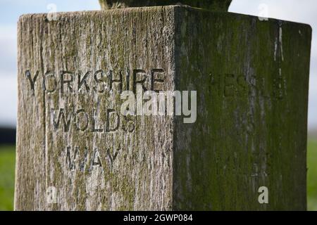 Yorkshire Wolds Way Schild, Fußweg in der Landschaft nahe Huggate East Yorkshire UK Stockfoto
