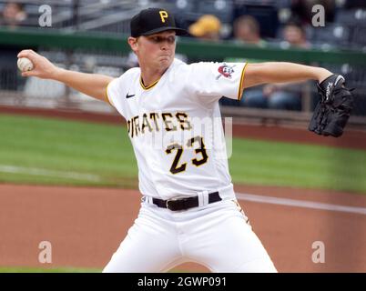 Pittsburgh, Usa. Oktober 2021. Pittsburgh Pirates startet Pitch Keller (23) wirft am Sonntag, den 3. Oktober 2021 in Pittsburgh im PNC Park das erste Inning gegen die Cincinnati Reds. Foto von Archie Corper/UPI Credit: UPI/Alamy Live News Stockfoto