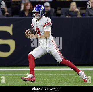 New Orleans, Usa. Oktober 2021. Der New York Giants Quarterback Daniel Jones (8) kriegt während des Spiels mit den New Orleans Saints im Caesars Superdome in New Orleans am Sonntag, den 3. Oktober 2021, aus der Tasche. Foto von AJ Sisco/UPI. Kredit: UPI/Alamy Live Nachrichten Stockfoto